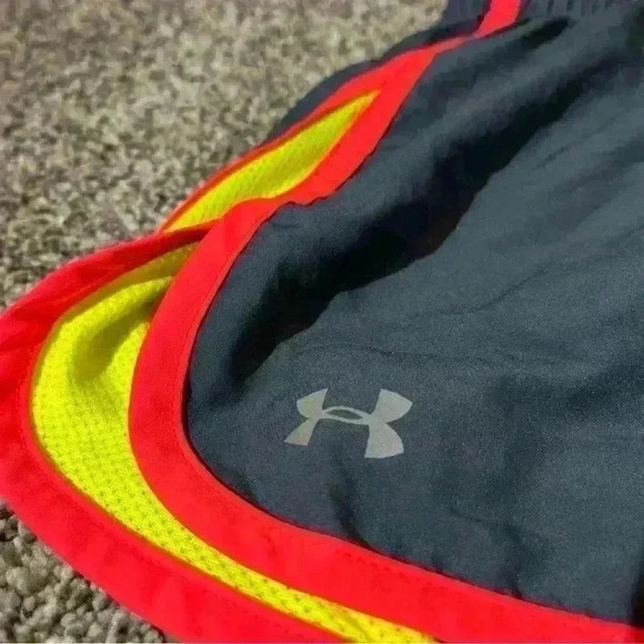 Under Armour Gym Shorts HeatGear Semi-Fitted Lined Athletic Womens Size Small - Picture 3 of 9